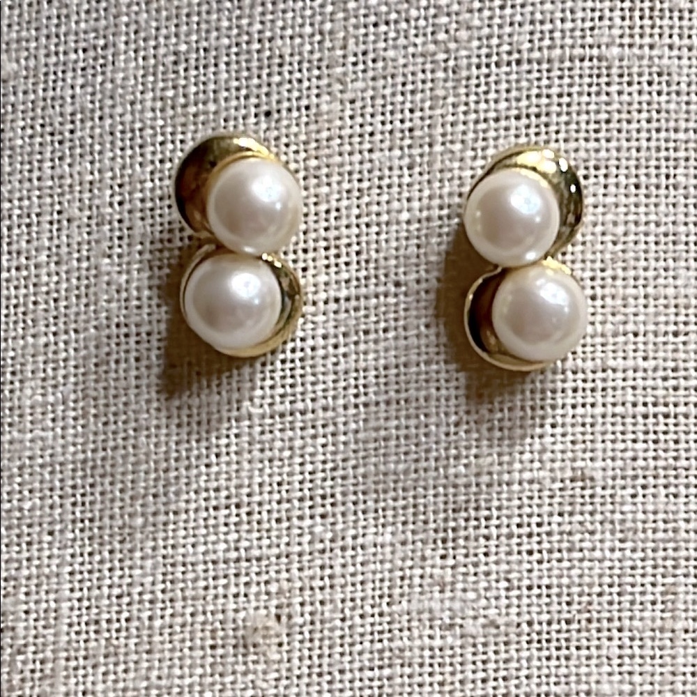 Elegant Gold and Pearl Earrings